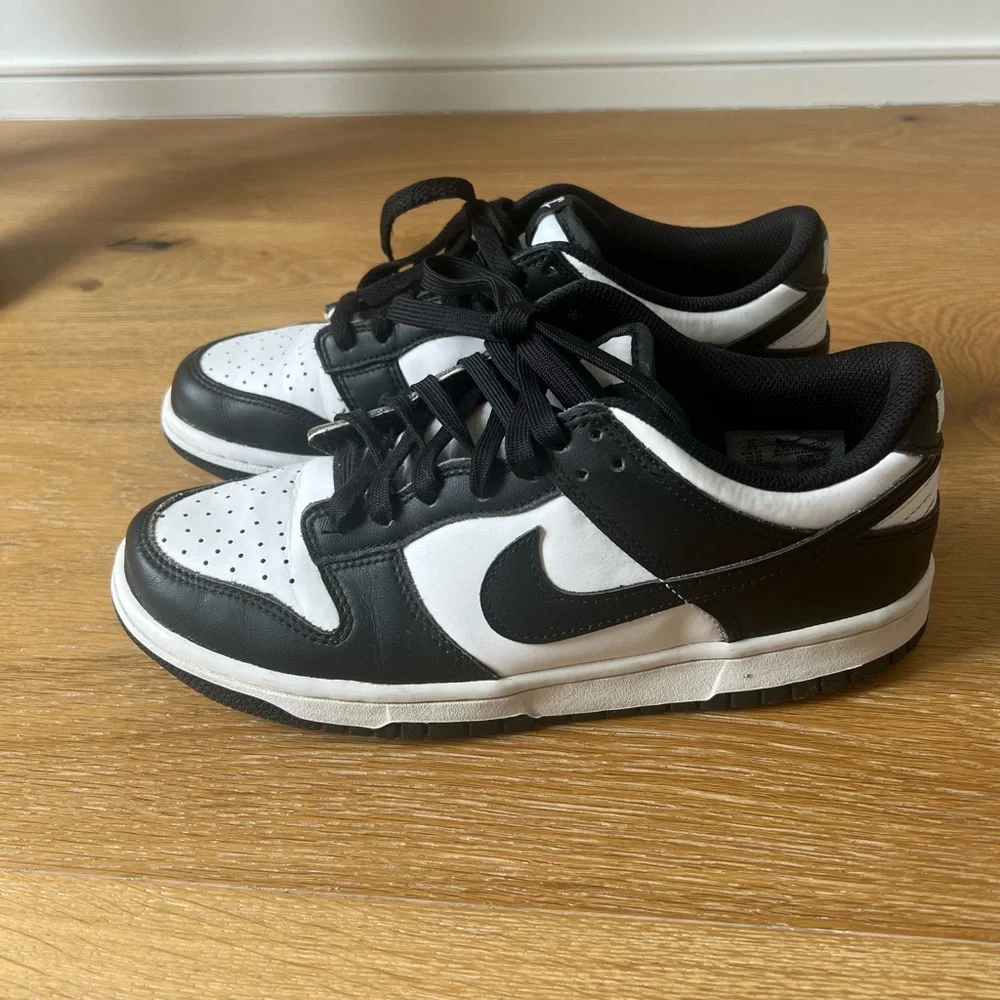 Nike 7Y Black White Low-Top Sneakers - Picture 2 of 5